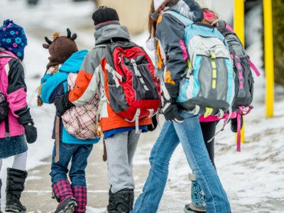 Elevii revin la ore, joi, …