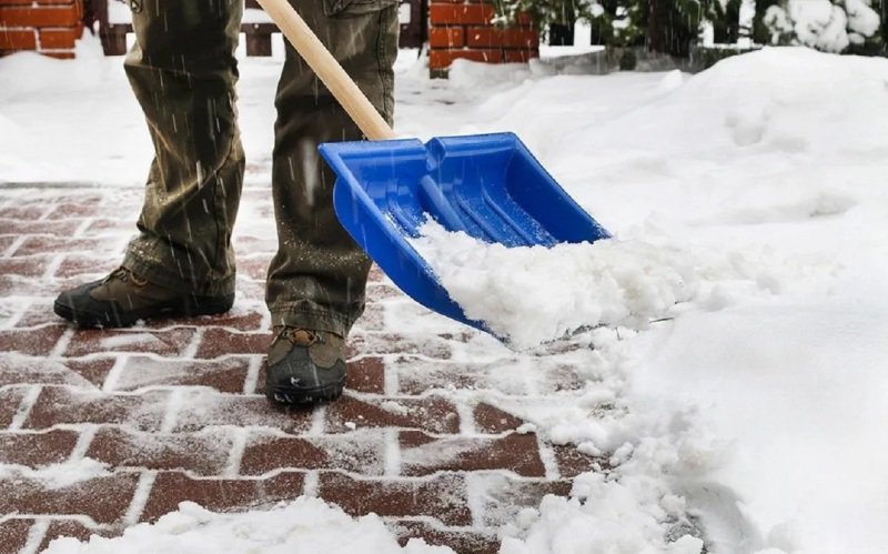 Ce prevede legea privind curățarea zăpezii și a gheții de pe trotuare. Amenzi de până la 500 lei