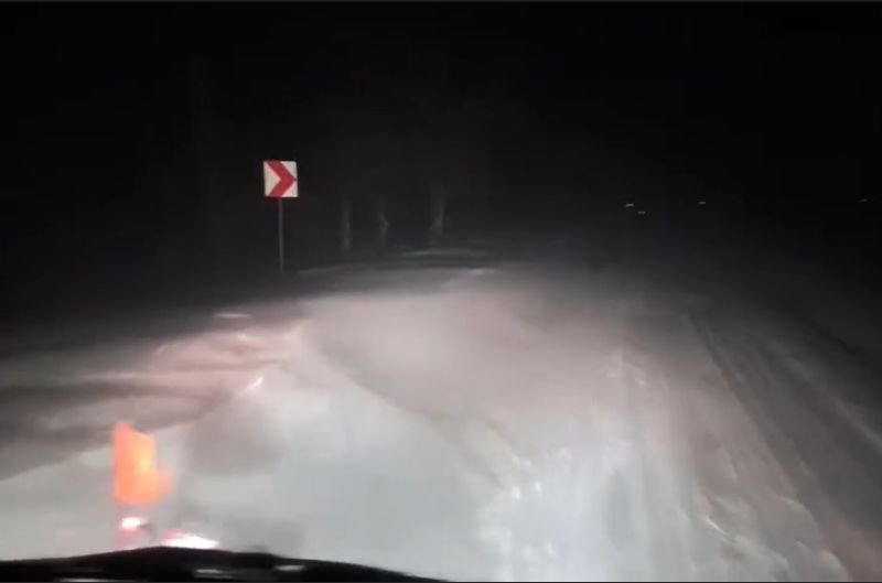 Botoșani: Un drum rămâne închis, iar pe mai multe tronsoane se circulă îngreunat din cauza zăpezii