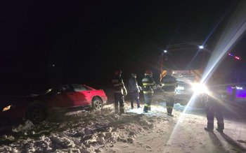 Șapte adulți și trei copii …