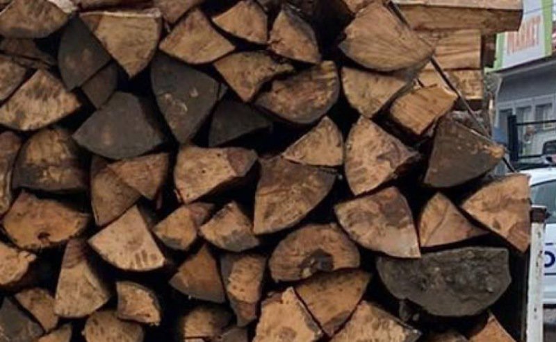 Material lemnos confiscat de polițiști pe bulevardul Victoriei din Dorohoi