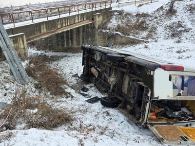 Accident! Autoutilitară răsturnată în afara …