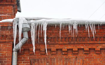 Atenție, la țurțurii care cad …