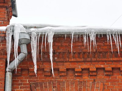 Atenție, la țurțurii care cad …