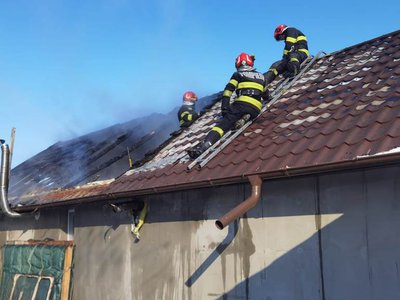 Acoperiș aprins de la un …