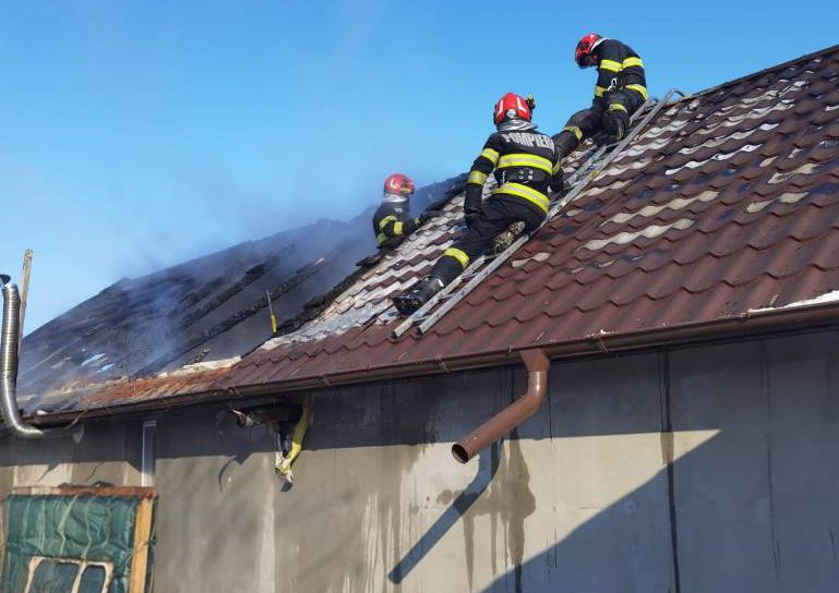 Acoperiș aprins de la un coș de fum neizolat
