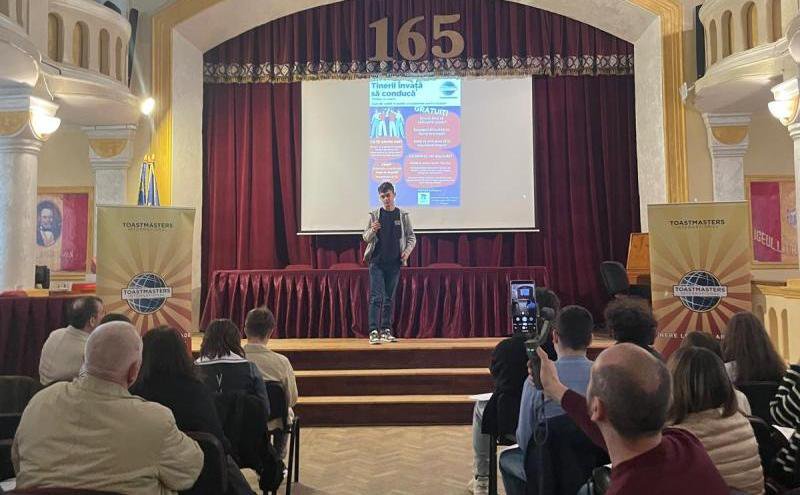 „Tinerii învață să conducă”, mai mult decât un curs: o experiență care îi ajută pe adolescenți să își găsească vocea