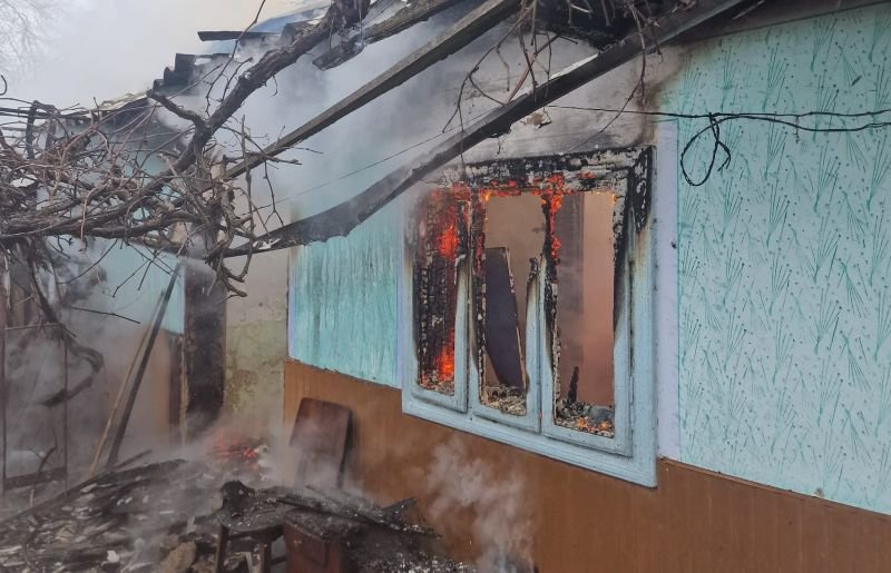 Casă din Carasa distrusă într-un incendiu izbucnit din cauza aprinderii focului cu lichide inflamabile