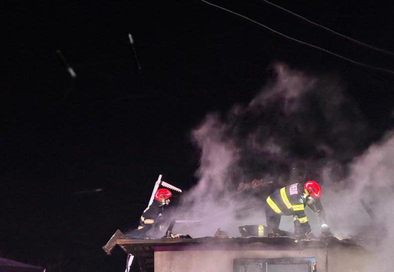 Pericolul coșurilor de fum neizolate: a doua locuință salvată de pompieri într-o singură zi la Darabani