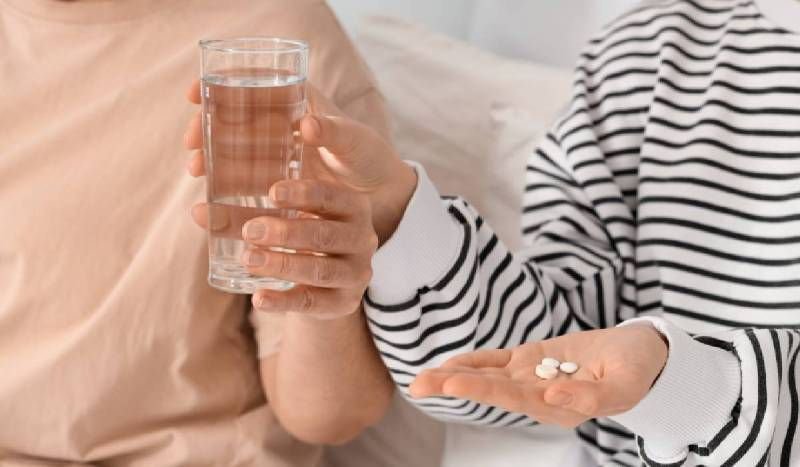 Câtă apă trebuie să bei atunci când iei medicamente?