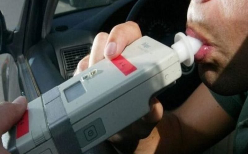 Oprit pentru viteză, a fost depistat la volan sub influența băuturilor alcoolice
