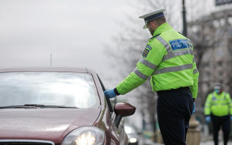 Tânăr cu permisul suspendat, depistat la volan