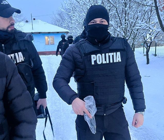 Percheziții ale polițiștilor botoșăneni: armă de calibru 9 mm ridicată dintr-o casă din Cristinești