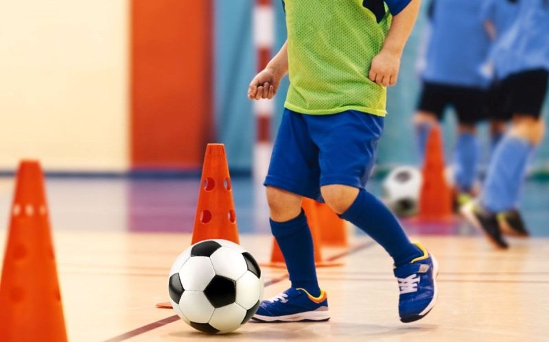 Orele de sport devin ore imersive în România. Elevii fac mișcare și învață matematică, română sau științe prin joc