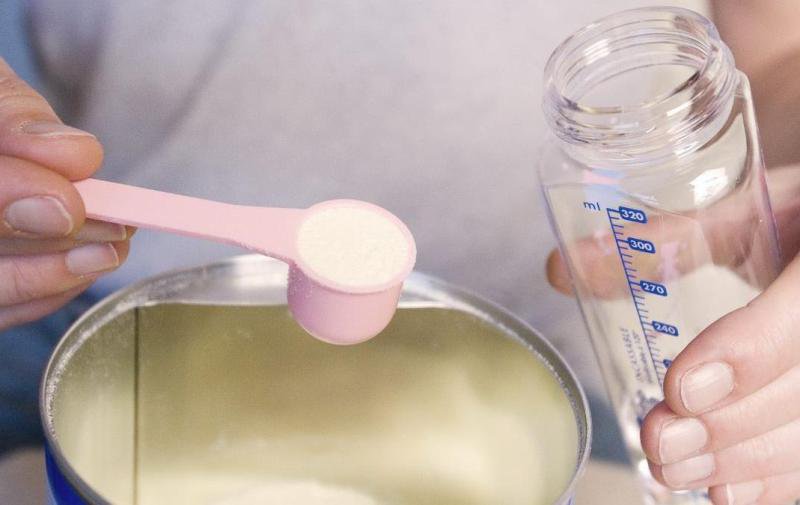 Toxină în laptele pentru bebeluși de la Nestlé și Danone. Pericol pentru sănătatea bebelușilor din întreaga lume