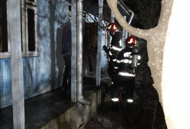 Două persoane au ajuns la spital. Pompierii le-au scos din casa cuprinsă de flăcări