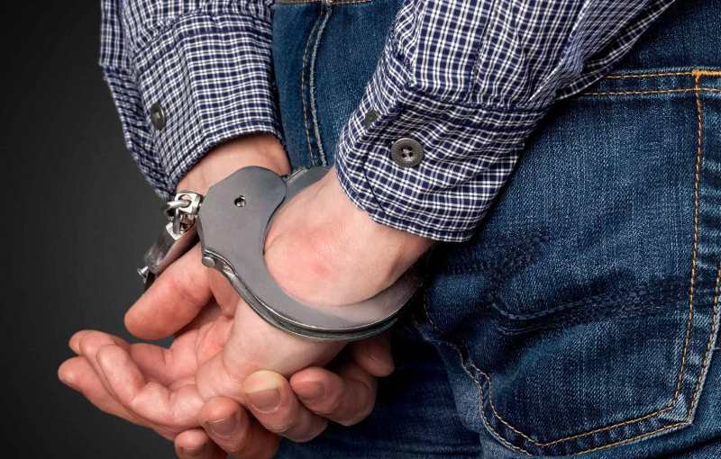 Tânăr din Broscăuți condamnat la peste patru ani de închisoare pentru violare de domiciliu, furt calificat și distrugere