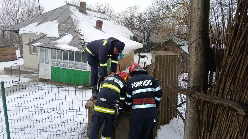 Un bărbat a scăpat cu viață după ce a căzut într-o fântână la Darabani