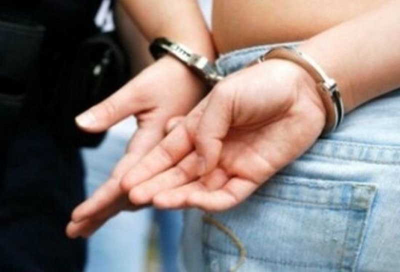 Femeie arestată pentru 30 de zile după ce a încălcat controlul judiciar și a furat portofelul unei tinere