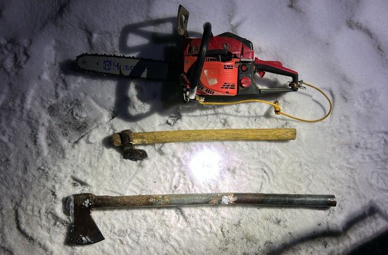 Percheziții la Lozna și Vârful Câmpului la două persoane bănuite de furt de material lemnos