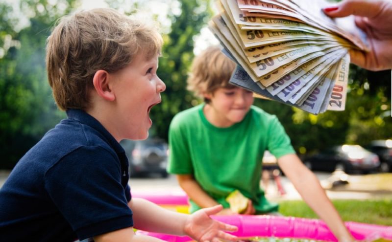 AJPIS Botoșani: Plăți de peste 35 milioane de lei pentru alocații, indemnizații de creștere a copilului și stimulent de inserție