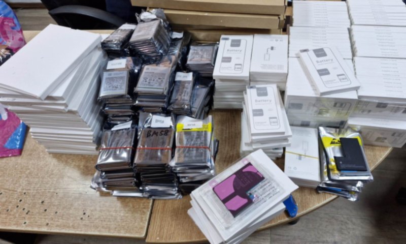 Baterii pentru dispozitive mobile, de peste 90.000 de lei, confiscate la PTF Stânca