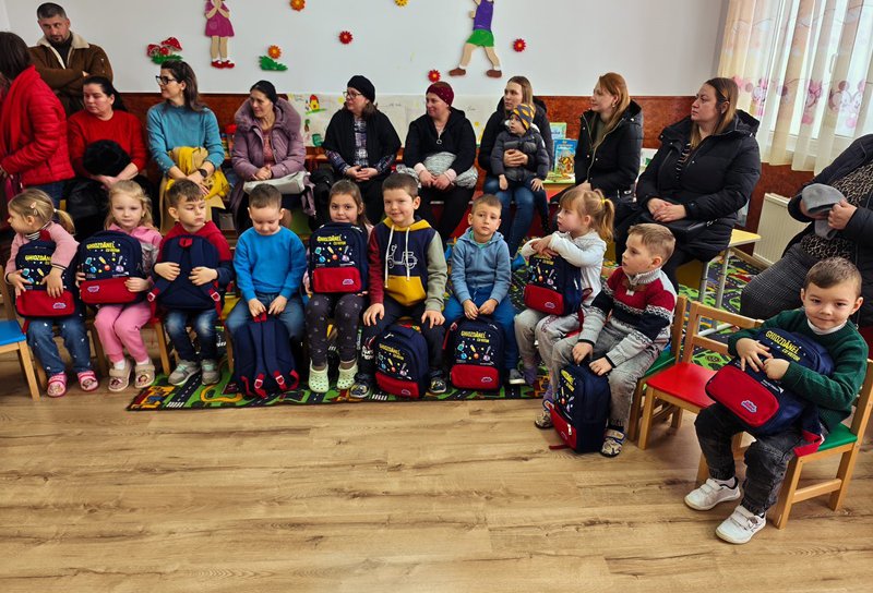 Un pas spre școală: Proiectul „Ghiozdănelul cu viitor” echipează preșcolarii din comuna Dumbrăvița