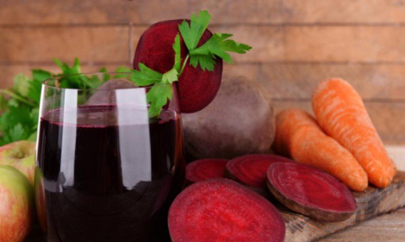 Care sunt efectele benefice ale consumului de suc din morcovi, mere și sfeclă