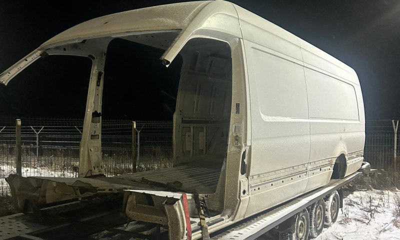 Caroserie parţială a unui microbuz furată din Germania, descoperită la PTF Racovăţ
