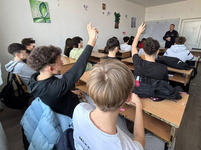 Peste 1500 de elevi au …