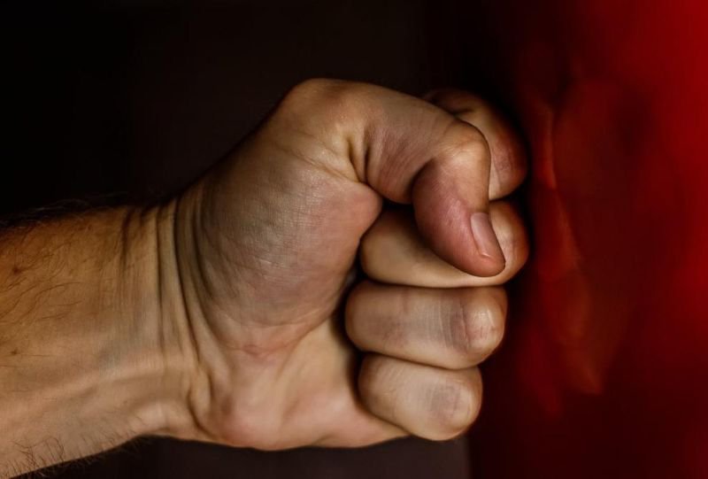 Tineri reținuți după ce au agresat fizic o femeie de 39 de ani din Botoșani și au tulburat ordinea publică