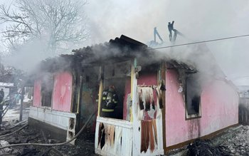 Casă cuprinsă de flăcări din …