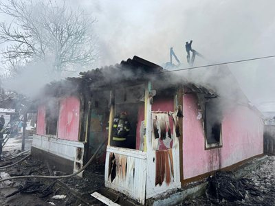 Casă cuprinsă de flăcări din …