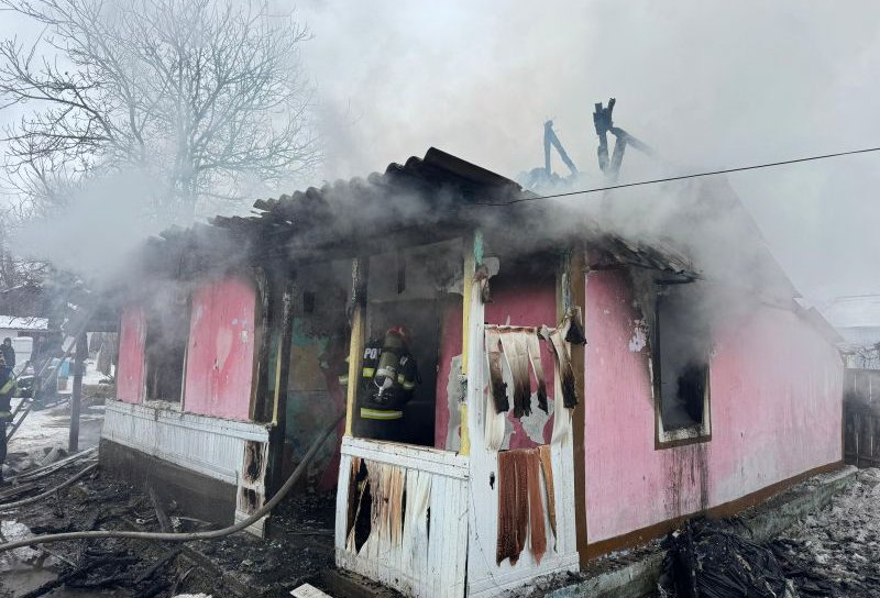 Casă cuprinsă de flăcări din cauza unui coș de fum neizolat termic