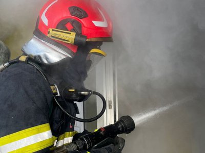 Casă cuprinsă de un incendiu …