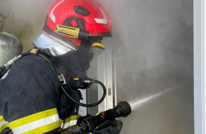 Casă cuprinsă de un incendiu salvată de pompieri