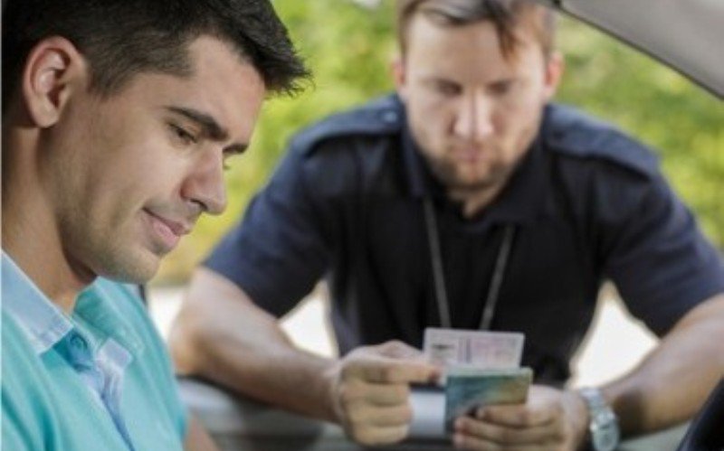 Pentru o amendă de 1.000 lei neplătită, șoferii români vor avea permisul suspendat 20 de zile. Când intră în vigoare legea