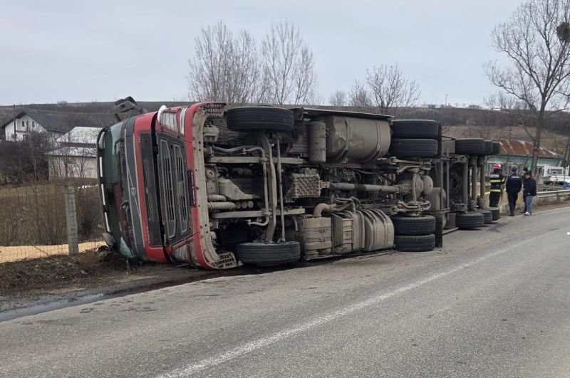 TIR încărcat cu 25 de tone de grâu răsturnat în afara părții carosabile în comuna Copălău