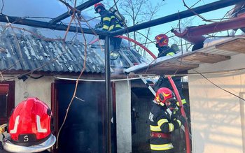 Două case în pericol din …