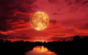 Luna Sângerie se vede din …