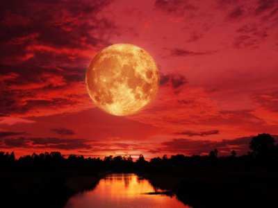 Luna Sângerie se vede din …