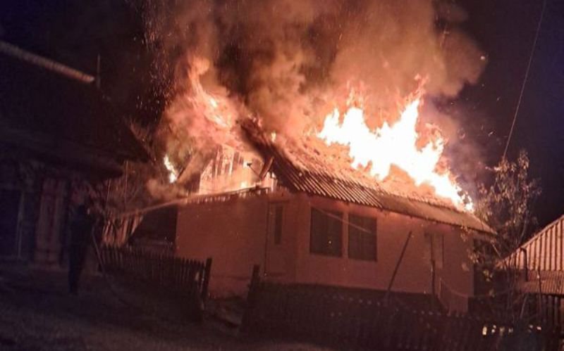 Tânăr reținut după ce a incendiat acoperișul unui imobil aflat în construcție