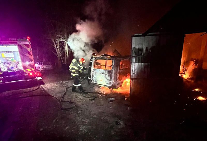 Incendiu violent în comuna Cristinești! Un garaj, în care se afla și o mașină, a fost cuprins de flăcări