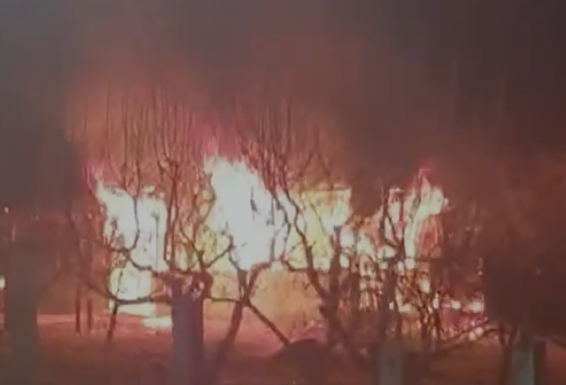 Bărbat ajuns la spital cu atac de panică după ce locuința i-a fost cuprinsă de flăcări