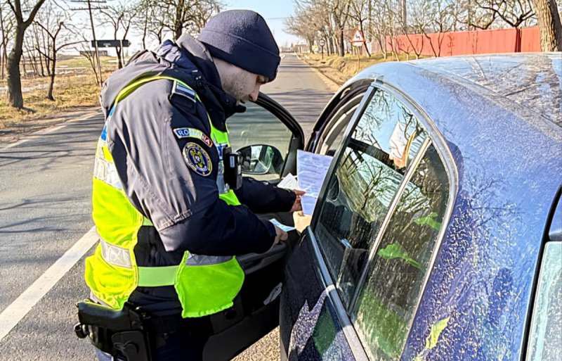 Acțiune de amploare a polițiștilor! Peste 200 de sancțiuni aplicate, 7 permise reținute și doi metri cubi de material lemnos confiscat