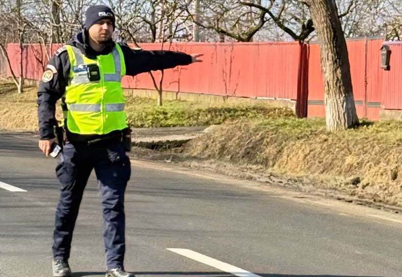 Dosar penal și amendă de peste 1.800 de lei pentru un șofer care a condus deși avea permisul suspendat
