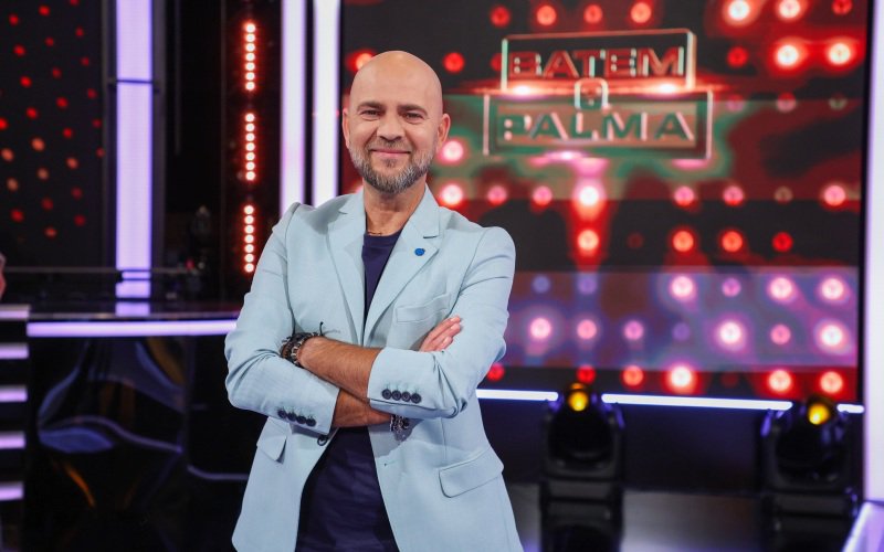 Cosmin Seleși, prezentatorul emisiunii ”Batem palma?” de la PRO TV, trece printr-o perioadă mai dificilă. Îndrăgitul prezentator a decis să ceară ajutorul medicilor după ce s-a confruntat cu unele dureri îngrijorătoare și, în acest moment, este internat în spital. Din acest motiv, filmările pentru s