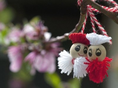 „Conexiuni în alb și roșu” …