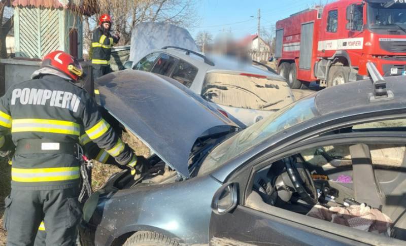 Două autoturisme implicate într-un accident rutier produs în urmă cu puțin timp - FOTO