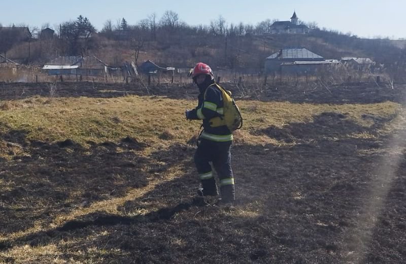 Două case au fost în pericol din cauza unui incendiu de vegetație uscată